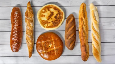 Assortiment de pains et baguettes artisanaux